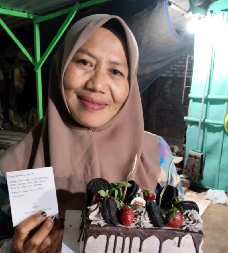 Foto: Senyum seorang ibu, di baliknya tersimpan doa yang tak pernah berhenti untuk anak-anaknya.