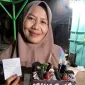 Foto: Senyum seorang ibu, di baliknya tersimpan doa yang tak pernah berhenti untuk anak-anaknya.