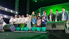 Foto: Founder Bashra BIP, Bang Ali, bersama para kiai, tokoh masyarakat dan anak yatim dalam kegiatan Gebyar Budaya dan Makan Gratis di Palengaan, Pamekasan.