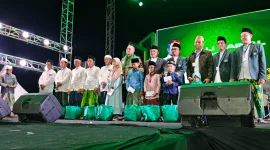 Foto: Founder Bashra BIP, Bang Ali, bersama para kiai, tokoh masyarakat dan anak yatim dalam kegiatan Gebyar Budaya dan Makan Gratis di Palengaan, Pamekasan.