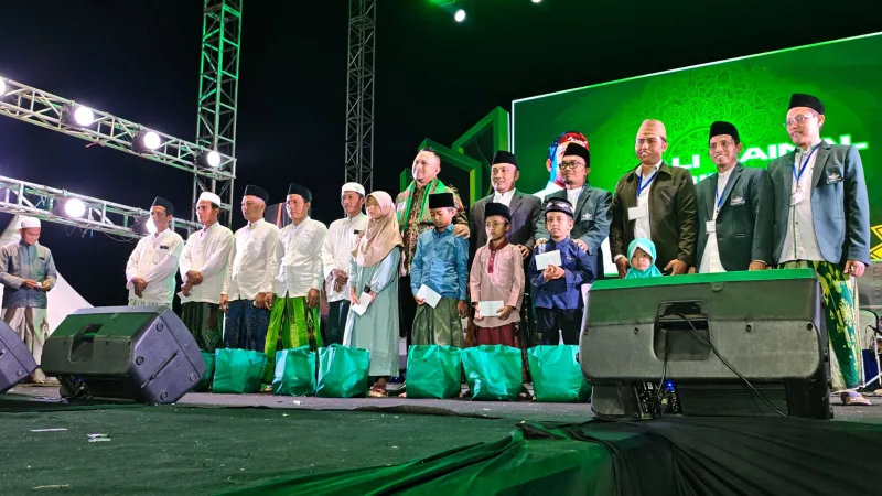 Foto: Founder Bashra BIP, Bang Ali, bersama para kiai, tokoh masyarakat dan anak yatim dalam kegiatan Gebyar Budaya dan Makan Gratis di Palengaan, Pamekasan.