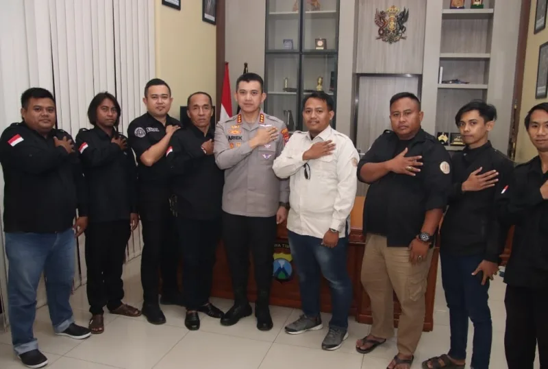 Foto: Redaksi TrendiKabar.com bersama Kapolresta Sumenep dalam agenda silaturahmi dan sinergitas.