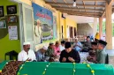 Foto: Ahsanul Qosasi, berkemeja hitam dan berpeci hitam, saat mendoakan Mbah Hosen di rumah duka.