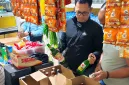 Foto: Petugas saat memeriksa dan mengamankan sejumlah botol minuman keras di sebuah toko kelontong di Bangselok, Sumenep.