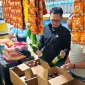Foto: Petugas saat memeriksa dan mengamankan sejumlah botol minuman keras di sebuah toko kelontong di Bangselok, Sumenep.