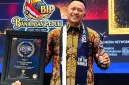 Foto: Bang Ali menerima penghargaan dalam ajang Asia Award Media di Jakarta, Jumat (25/9/2026).