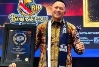 Foto: Bang Ali menerima penghargaan dalam ajang Asia Award Media di Jakarta, Jumat (25/9/2026).
