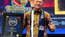 Foto: Bang Ali menerima penghargaan dalam ajang Asia Award Media di Jakarta, Jumat (25/9/2026).