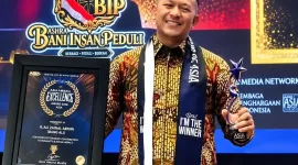 Foto: Bang Ali menerima penghargaan dalam ajang Asia Award Media di Jakarta, Jumat (25/9/2026).