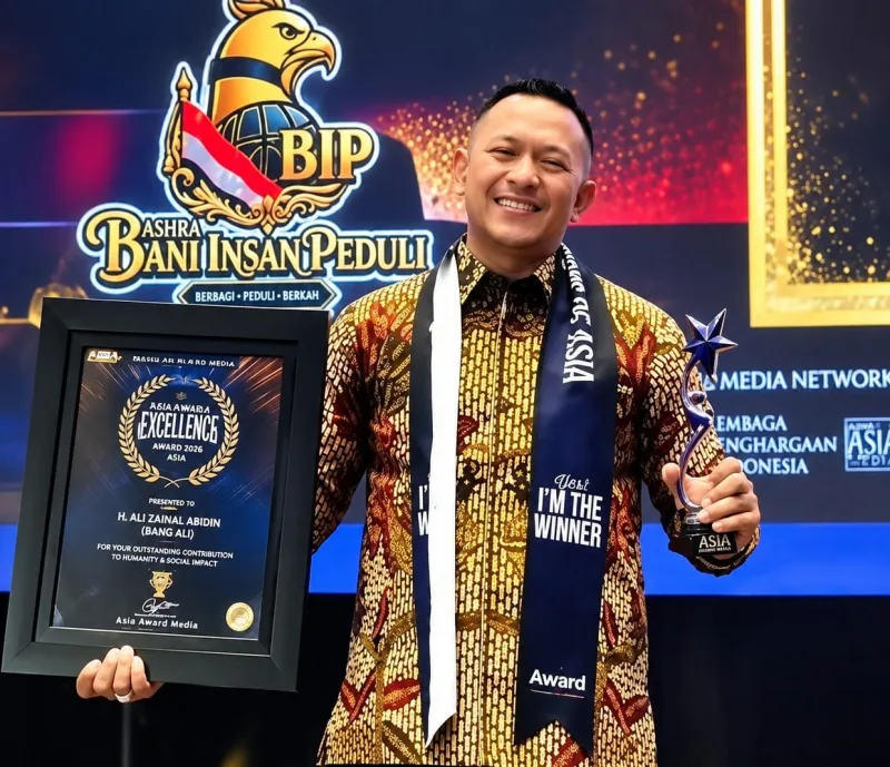Foto: Bang Ali menerima penghargaan dalam ajang Asia Award Media di Jakarta, Jumat (25/9/2026).