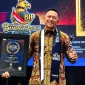 Foto: Bang Ali menerima penghargaan dalam ajang Asia Award Media di Jakarta, Jumat (25/9/2026).