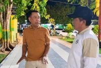 Foto: Kepala DLH Sumenep Anwar Syahroni Yusuf bersama Kabid Tata Lingkungan R. Hasinudin Firdaus saat memantau kondisi Taman Bunga.