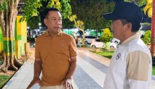 Foto: Kepala DLH Sumenep Anwar Syahroni Yusuf bersama Kabid Tata Lingkungan R. Hasinudin Firdaus saat memantau kondisi Taman Bunga.
