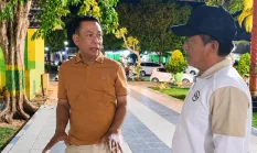 Tak Sekadar Duduk di Balik Meja, Kadis DLH Sumenep Turun Langsung Pantau Kenyamanan Taman Bunga