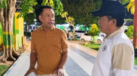 Foto: Kepala DLH Sumenep Anwar Syahroni Yusuf bersama Kabid Tata Lingkungan R. Hasinudin Firdaus saat memantau kondisi Taman Bunga. 