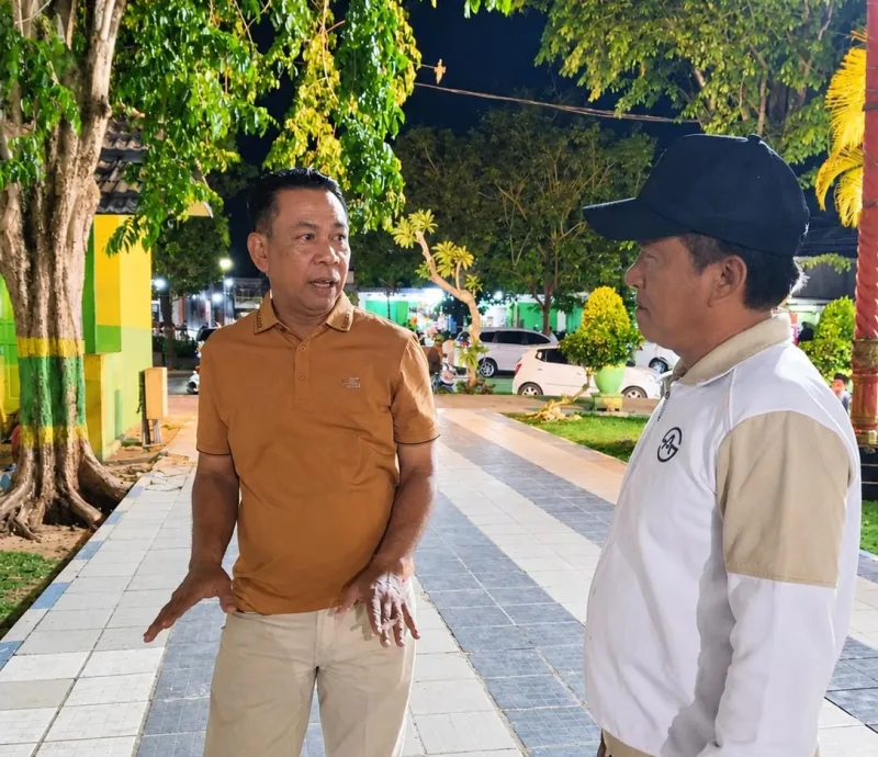 Foto: Kepala DLH Sumenep Anwar Syahroni Yusuf bersama Kabid Tata Lingkungan R. Hasinudin Firdaus saat memantau kondisi Taman Bunga.