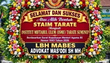 Foto: Karangan bunga ucapan selamat atas alih bentuk STAIM Tarate menjadi Institut Miftahul Ulum (ISMU) Tarate Sumenep.