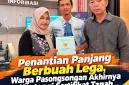 Foto: Siti Hamiyah bersama suami dan pendamping saat menerima sertifikat tanah di Kantor BPN Sumenep, Rabu (30/9/2026).