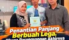Foto: Siti Hamiyah bersama suami dan pendamping saat menerima sertifikat tanah di Kantor BPN Sumenep, Rabu (30/9/2026).