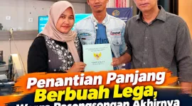 Foto: Siti Hamiyah bersama suami dan pendamping saat menerima sertifikat tanah di Kantor BPN Sumenep, Rabu (30/9/2026).
