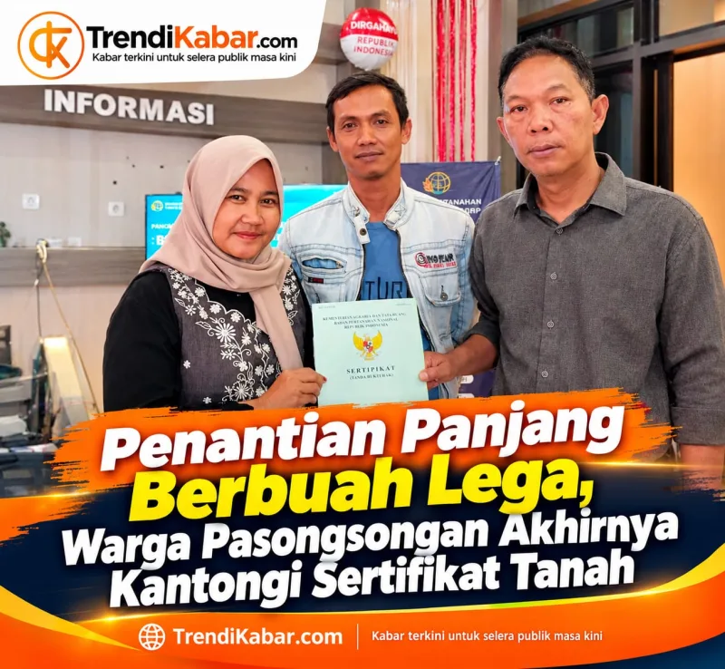 Foto: Siti Hamiyah bersama suami dan pendamping saat menerima sertifikat tanah di Kantor BPN Sumenep, Rabu (30/9/2026).