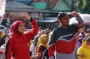 Bupati Sumenep Achmad Fauzi Wongsojudo bersama istrinya, Nia Kurnia Fauzi dalam kegiatan senam dan jalan sehat di Sumenep