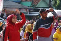 Bupati Sumenep Achmad Fauzi Wongsojudo bersama istrinya, Nia Kurnia Fauzi dalam kegiatan senam dan jalan sehat di Sumenep 