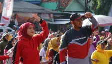 Bupati Sumenep Achmad Fauzi Wongsojudo bersama istrinya, Nia Kurnia Fauzi dalam kegiatan senam dan jalan sehat di Sumenep