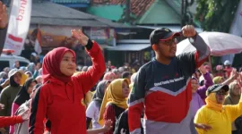 Bupati Sumenep Achmad Fauzi Wongsojudo bersama istrinya, Nia Kurnia Fauzi dalam kegiatan senam dan jalan sehat di Sumenep 