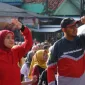 Bupati Sumenep Achmad Fauzi Wongsojudo bersama istrinya, Nia Kurnia Fauzi dalam kegiatan senam dan jalan sehat di Sumenep 