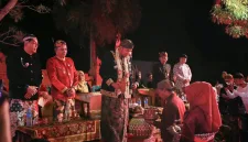Bupati Sumenep Achmad Fauzi Wongsojudo saat mengikuti rangkaian Tatorbangan Ritual Culture 2026 di Balai Desa Torbang, Kecamatan Batuan, Sabtu (12/9/2026)