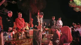 Bupati Sumenep Achmad Fauzi Wongsojudo saat mengikuti rangkaian Tatorbangan Ritual Culture 2026 di Balai Desa Torbang, Kecamatan Batuan, Sabtu (12/9/2026)