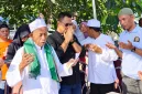 Foto: Bang Ali mengenakan kemeja dan kacamata hitam saat mengikuti doa bersama.
