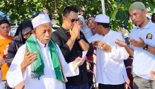 Foto: Bang Ali mengenakan kemeja dan kacamata hitam saat mengikuti doa bersama.