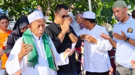 Foto: Bang Ali mengenakan kemeja dan kacamata hitam saat mengikuti doa bersama.