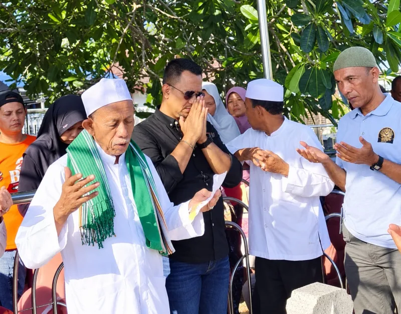 Foto: Bang Ali mengenakan kemeja dan kacamata hitam saat mengikuti doa bersama.