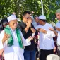 Foto: Bang Ali mengenakan kemeja dan kacamata hitam saat mengikuti doa bersama.