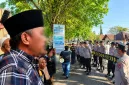 Foto: : Asmawi (kiri), PPD (kanan) saat aksi di Mapolresta Sumenep.