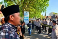 Foto: : Asmawi (kiri), PPD (kanan) saat aksi di Mapolresta Sumenep.