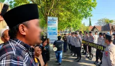 Foto: : Asmawi (kiri), PPD (kanan) saat aksi di Mapolresta Sumenep.