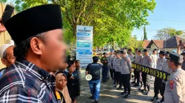 Foto: : Asmawi (kiri), PPD (kanan) saat aksi di Mapolresta Sumenep.