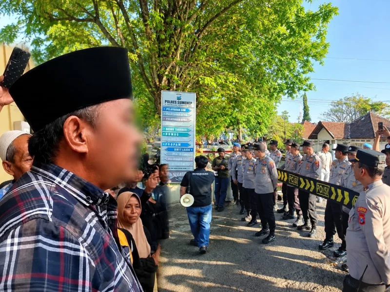 Foto: : Asmawi (kiri), PPD (kanan) saat aksi di Mapolresta Sumenep.