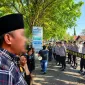 Foto: : Asmawi (kiri), PPD (kanan) saat aksi di Mapolresta Sumenep.