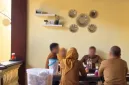 Foto: Sejumlah orang diduga ASN berada di warung makan di Sumenep.