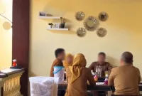 Foto: Sejumlah orang diduga ASN berada di warung makan di Sumenep.
