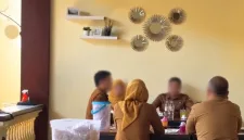 Foto: Sejumlah orang diduga ASN berada di warung makan di Sumenep.