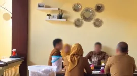 Foto: Sejumlah orang diduga ASN berada di warung makan di Sumenep.