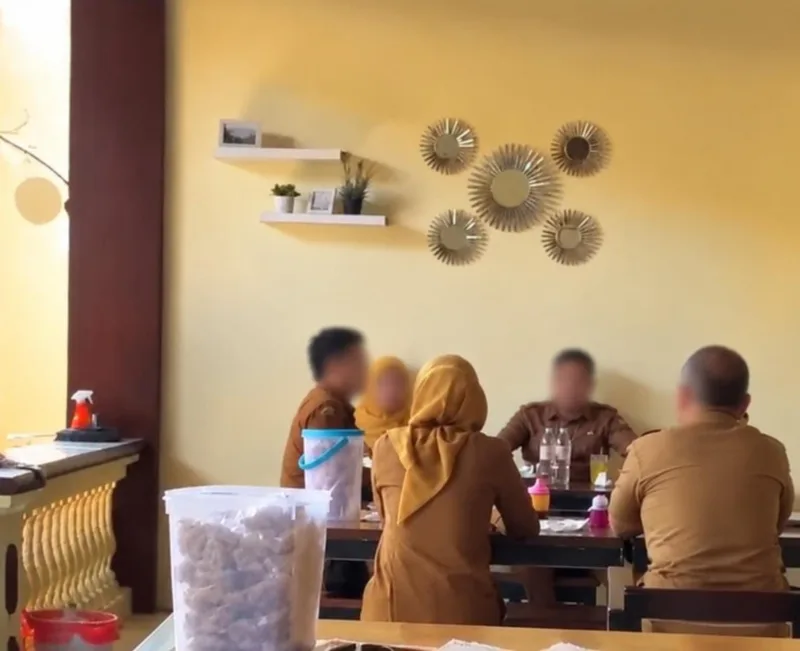 Foto: Sejumlah orang diduga ASN berada di warung makan di Sumenep.