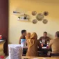 Foto: Sejumlah orang diduga ASN berada di warung makan di Sumenep.