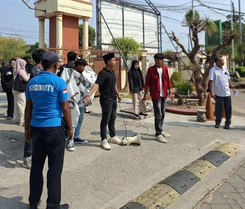 Foto: Aksi demonstrasi IMI di Universitas PGRI Sumenep.